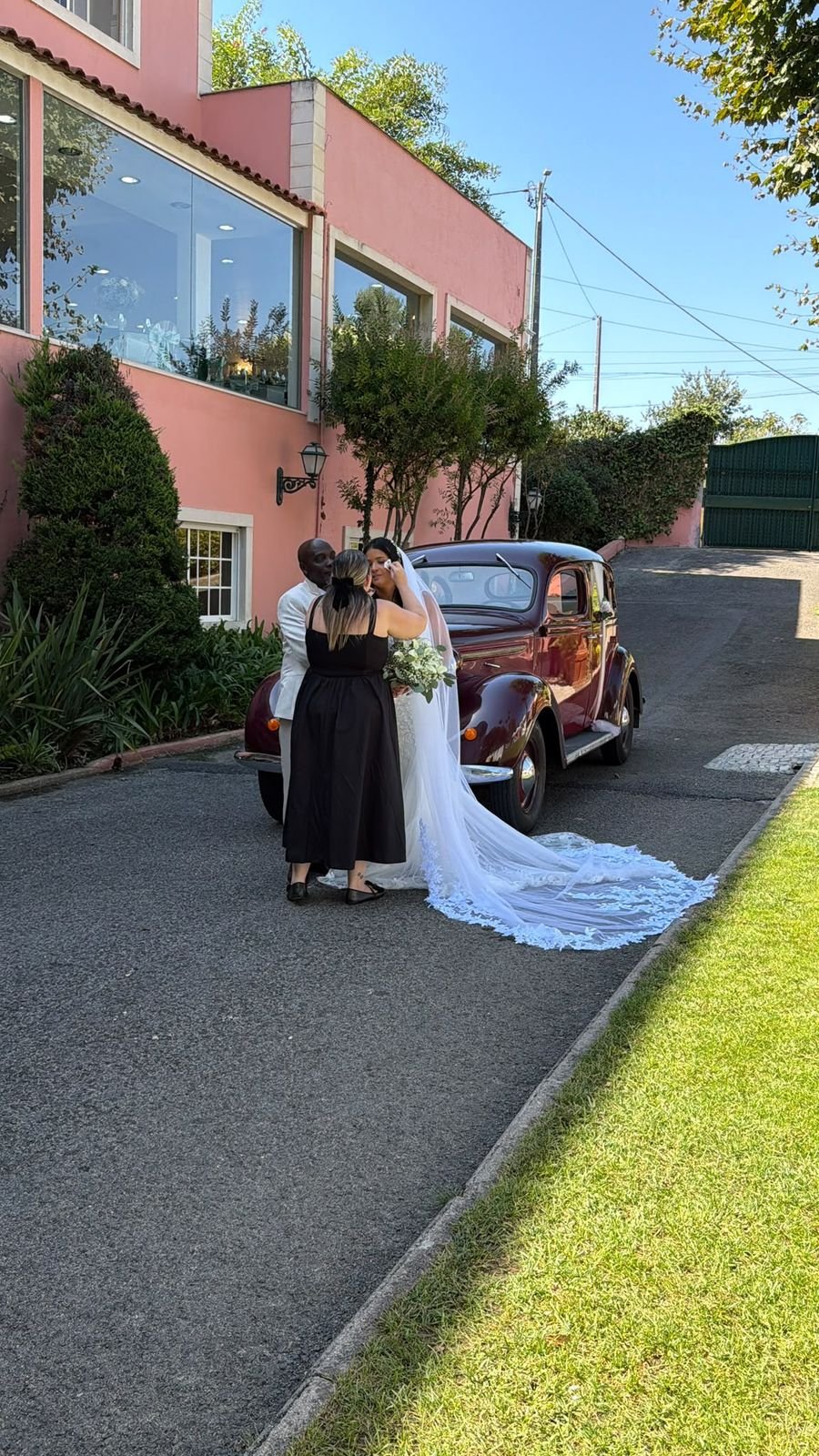 Wedding planner a acompanhar a noiva e o pai junto a um carro clássico, minutos antes da cerimónia