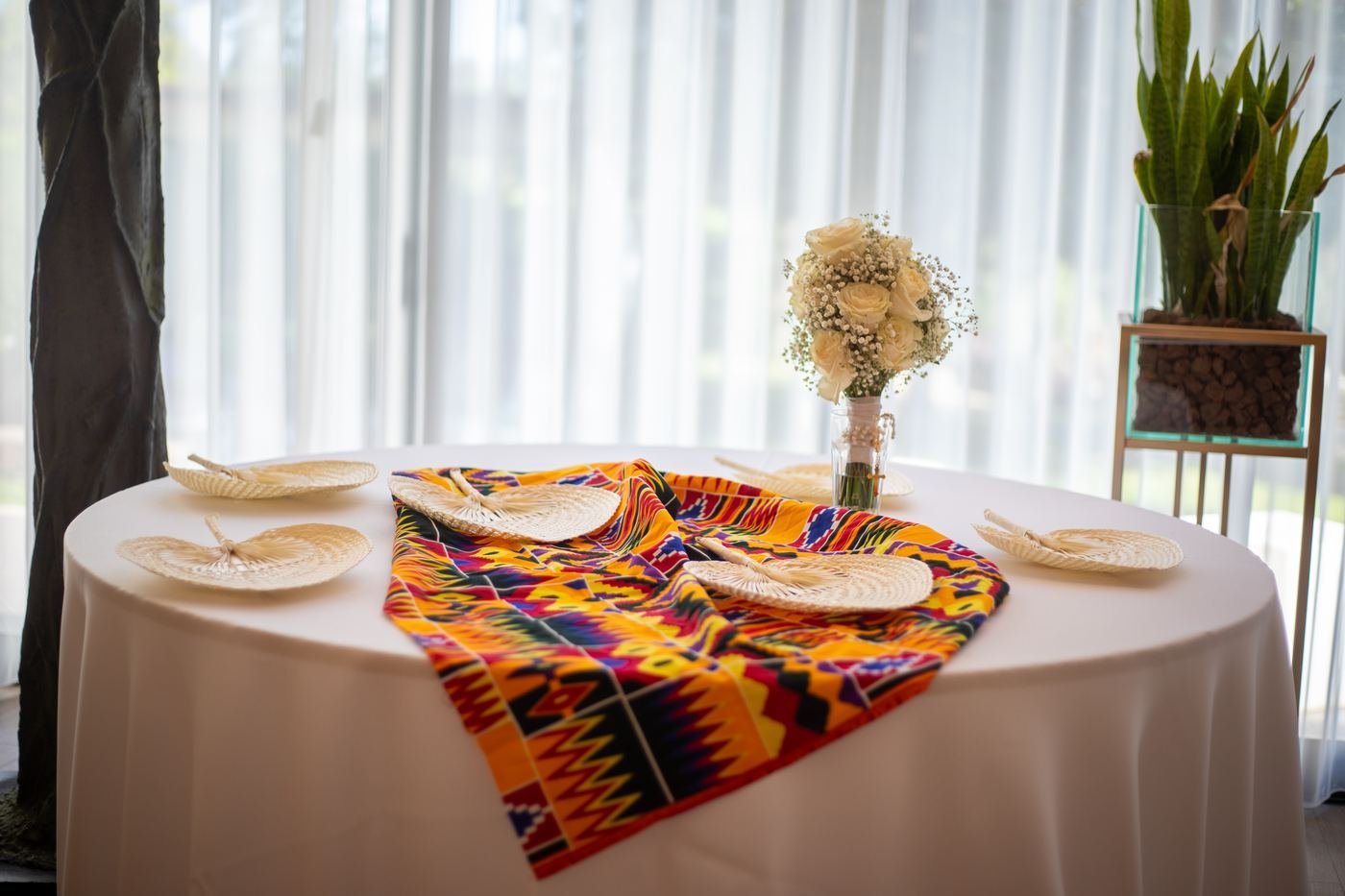 Decoração da receção com panos kente e leques artesanais