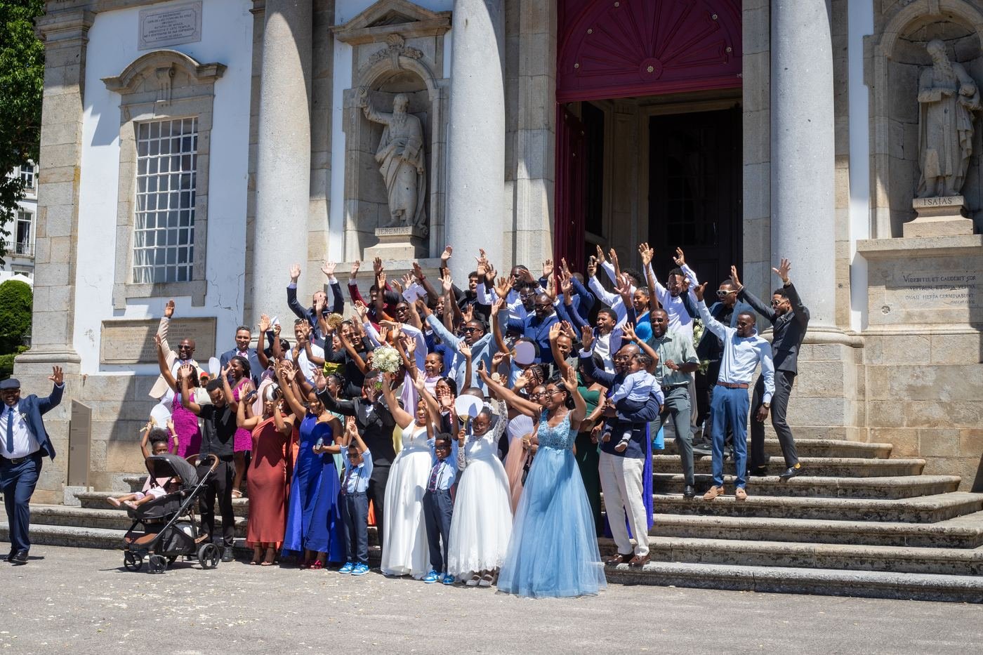 Convidados a celebrar à saída da igreja