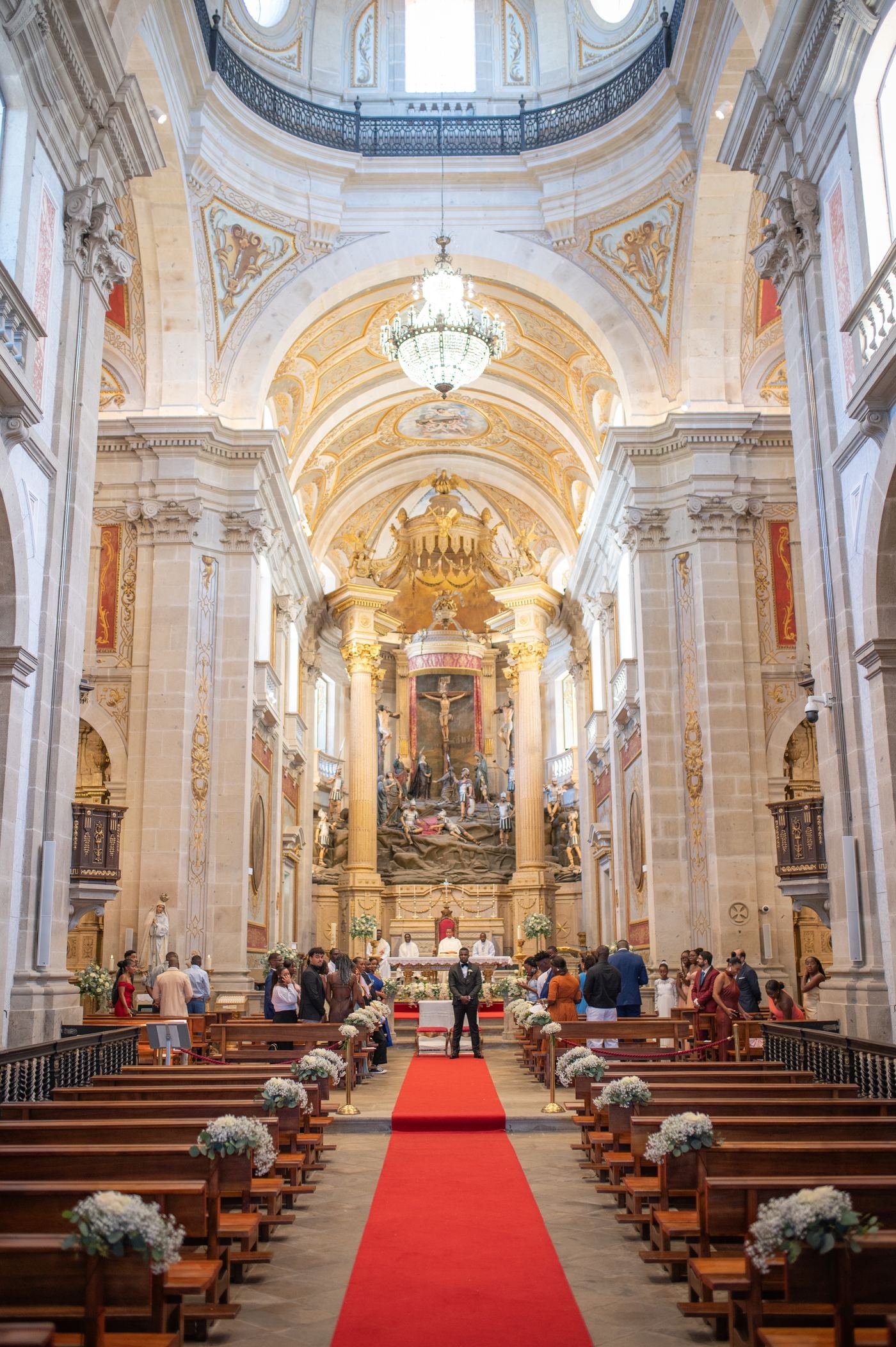 Interior da igreja durante a cerimónia de Iracelma e André